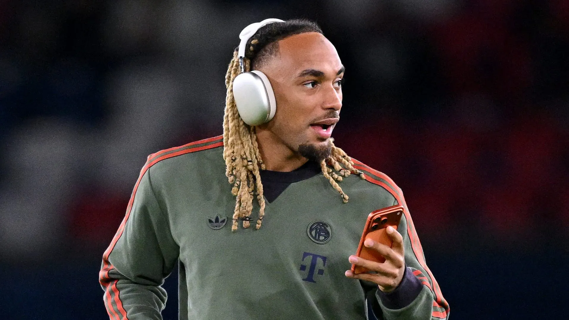 Sacha Boey em momento pré-jogo pelo Bayern de Munique