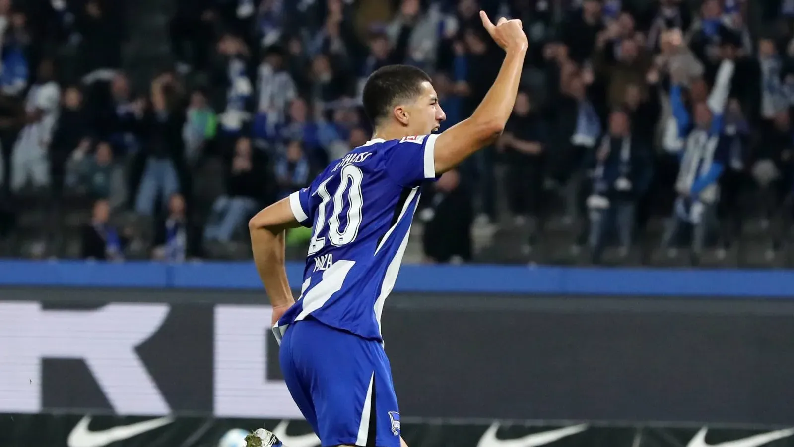 Ibrahim Maza comemora após o 2 a 1 Futebol / 2. Bundesliga Masculina / 9ª Rodada da Temporada 2024/2025 / 18.10.2024 / Hertha BSC Berlin x Eintracht Braunschweig.