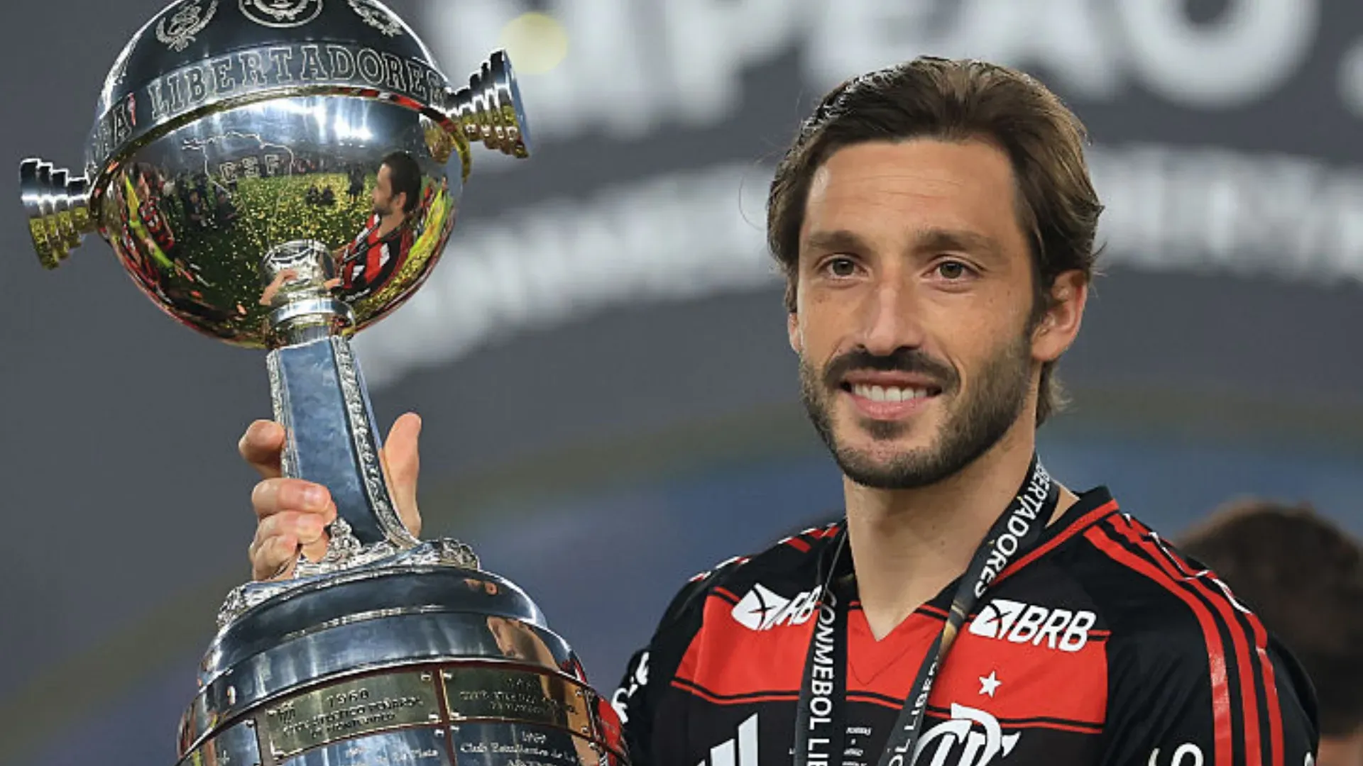 Matías Viña posa com a taça da Copa Libertadores. Jogador é alvo do River Plate.