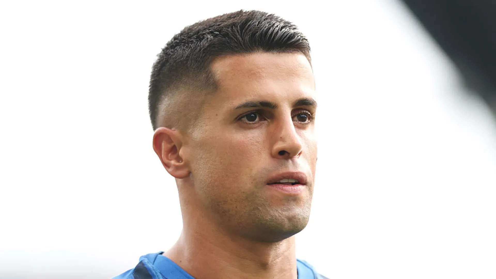 João Cancelo olha distante pelo Al-Hilal