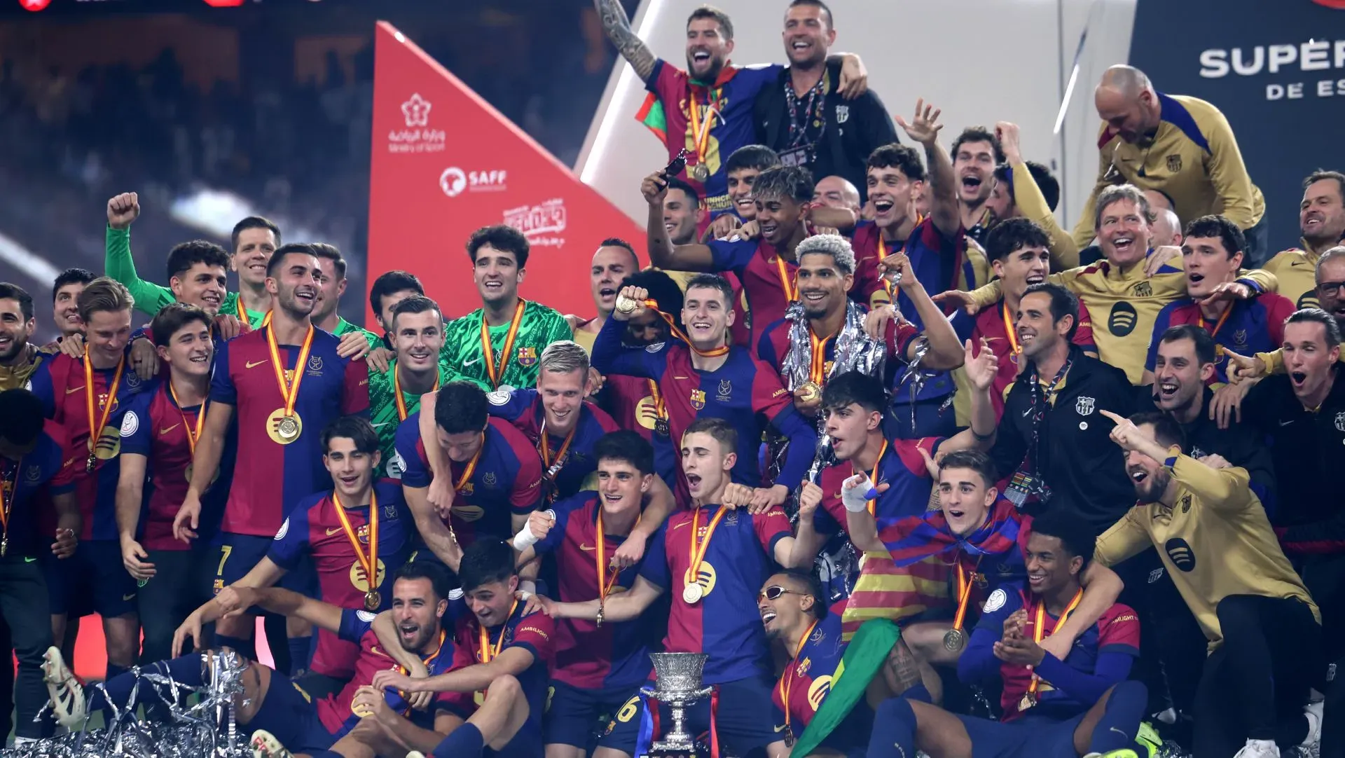 Jogadores e comissão técnica do Barcelona comemoram com o troféu da Supercopa da Espanha. Foto: Yasser Bakhsh/Getty Images
