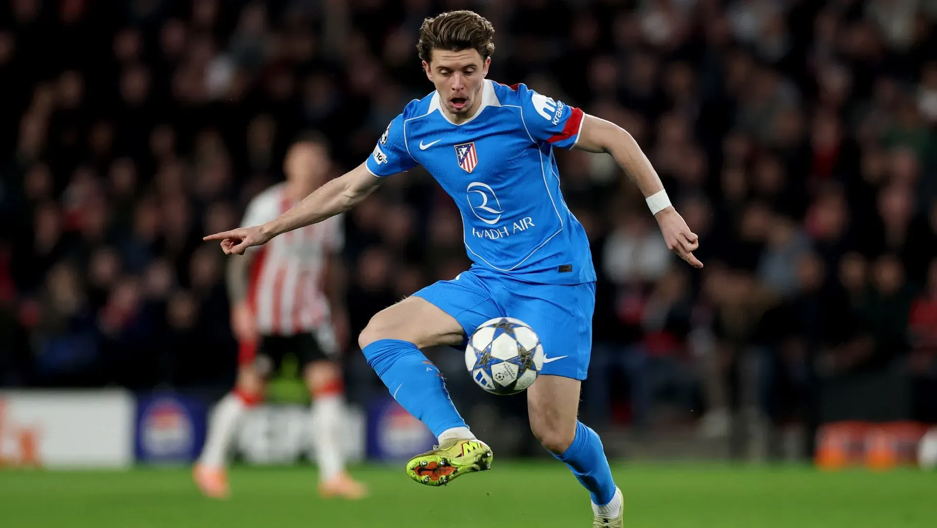Conor Gallagher corre com a bola durante partida da Liga dos Campeões. Foto: Lars Baron/Getty Images