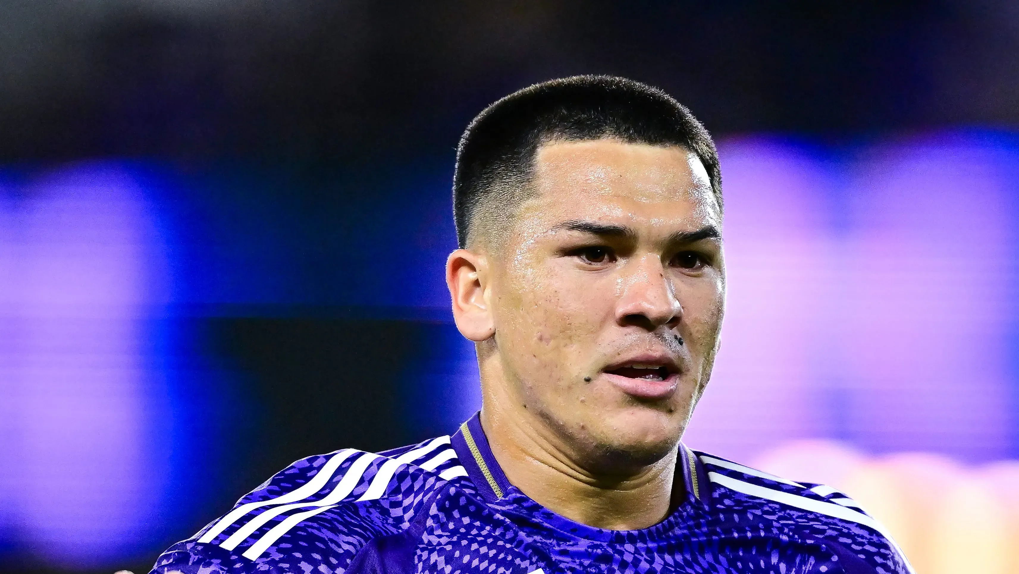 César Araújo olha para a frente usando a camisa do Orlando City