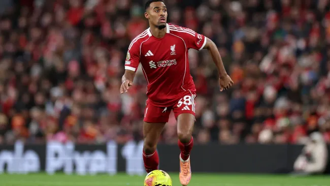 Ryan Gravenberch em ação durante partida da Premier League. Foto: Jan Kruger/Getty Images