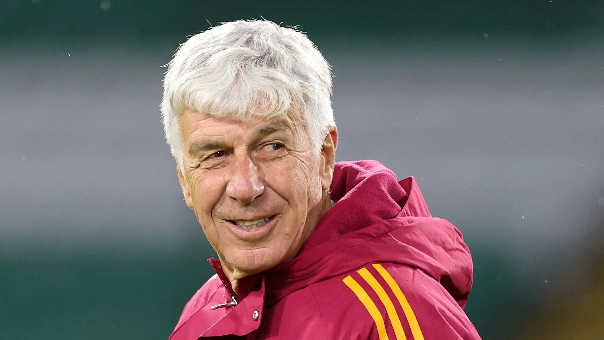 Gian Piero Gasperini, treinador principal da AS Roma, observa e reage durante uma sessão de treino da equipe no Celtic Park, em 10 de dezembro de 2025, em Glasgow, Escócia. (Foto de Ian MacNicol/Getty Images)