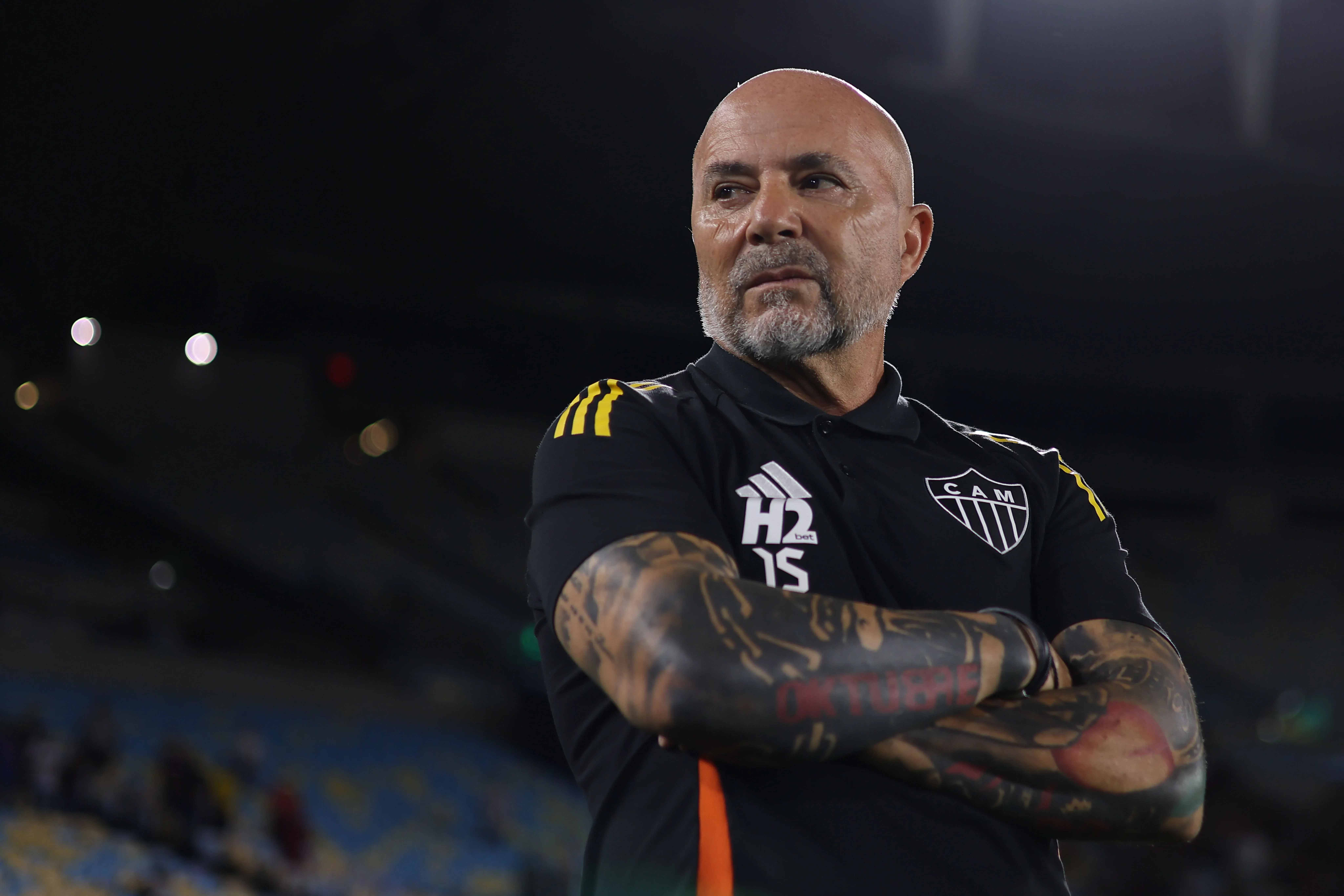 RIO DE JANEIRO, BRASIL – 4 DE OUTUBRO: O técnico Jorge Sampaoli, do Atlético Mineiro, observa o campo antes da partida entre Fluminense e Atlético Mineiro, válida pelo Brasileirão 2025, no Estádio do Maracanã, em 4 de outubro de 2025, no Rio de Janeiro, Brasil. (Foto: Wagner Meier/Getty Images)