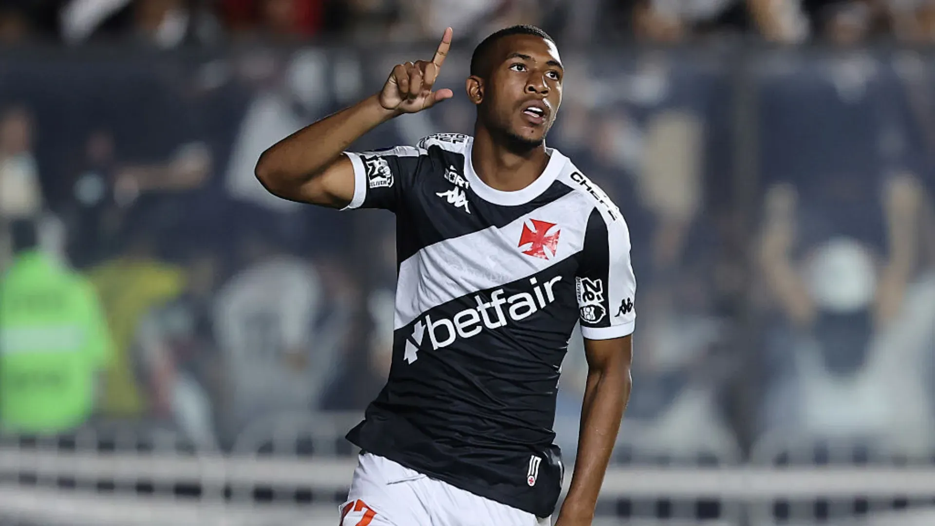 Rayan está correndo, enquanto comemora gol e faz um gesto de L com as mãos