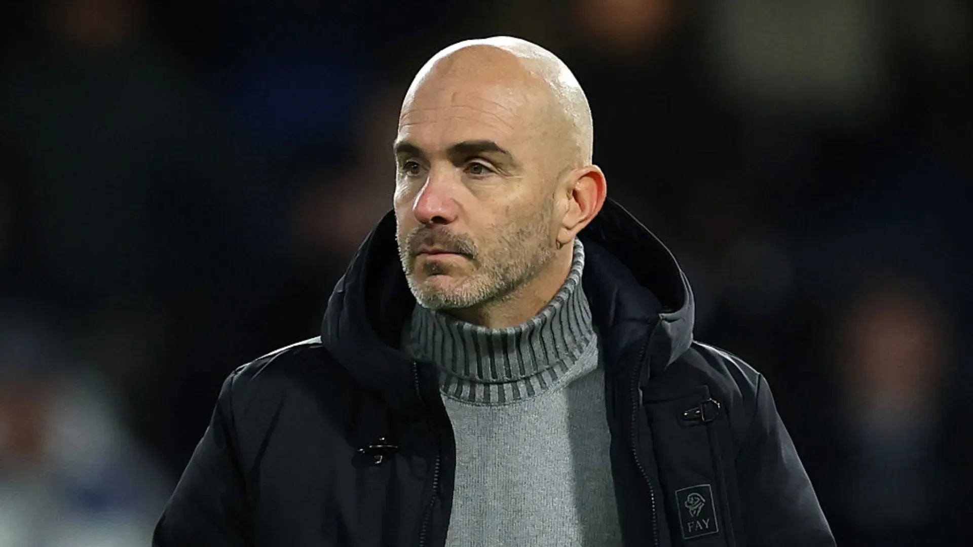 Enzo Maresca olhando sério para jogo do Chelsea