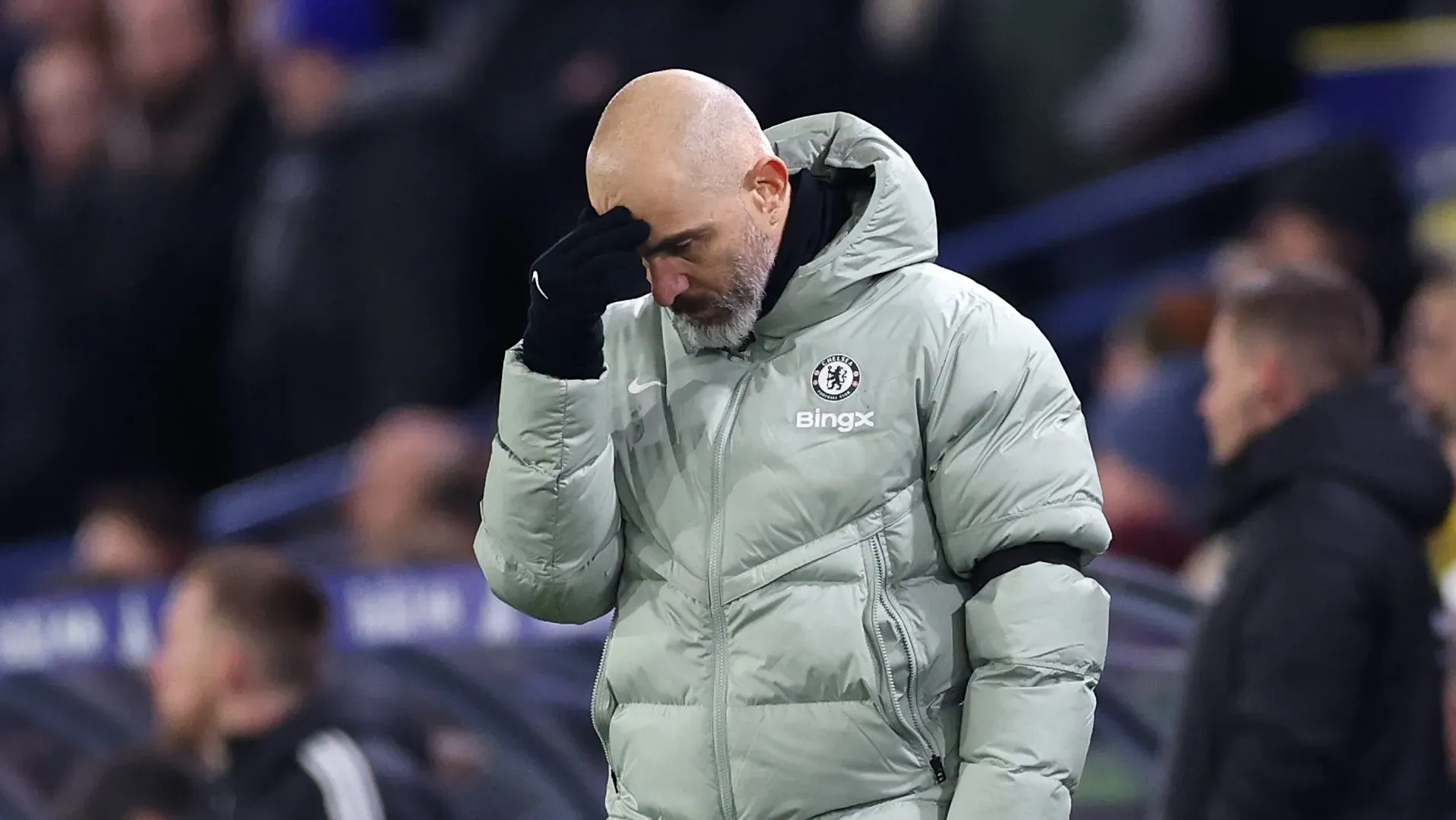 Enzo Maresca, técnico do Chelsea, reage durante a partida da Premier League entre Leeds United e Chelsea, em Elland Road, no dia 3 de dezembro de 2025, em Leeds, Inglaterra. (Foto: Stu Forster/Getty Images)