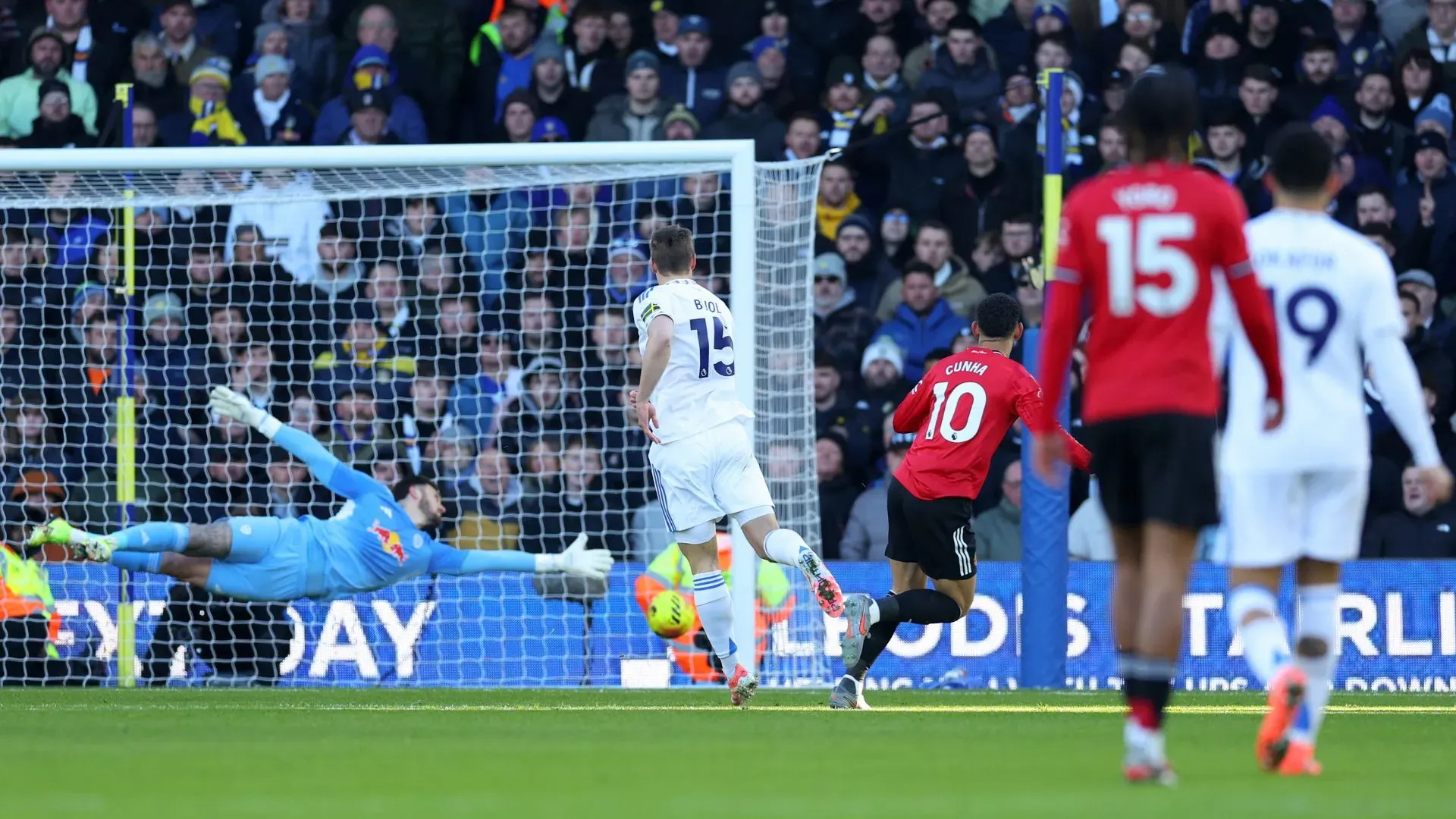 Matheus Cunha (camisa 10) teve gol anulado no jogo entre Leeds e Manchester United (foto: Molly Darlington/Getty Images)