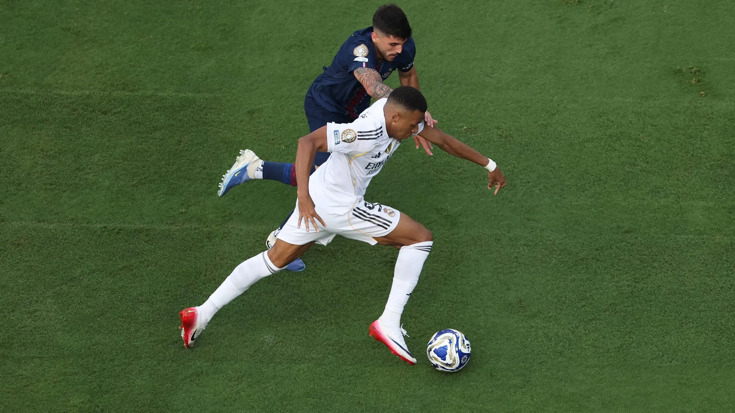 Beraldo marcando Mbappé em PSG x Real Madrid. Foto: Luke Hales/Getty Images