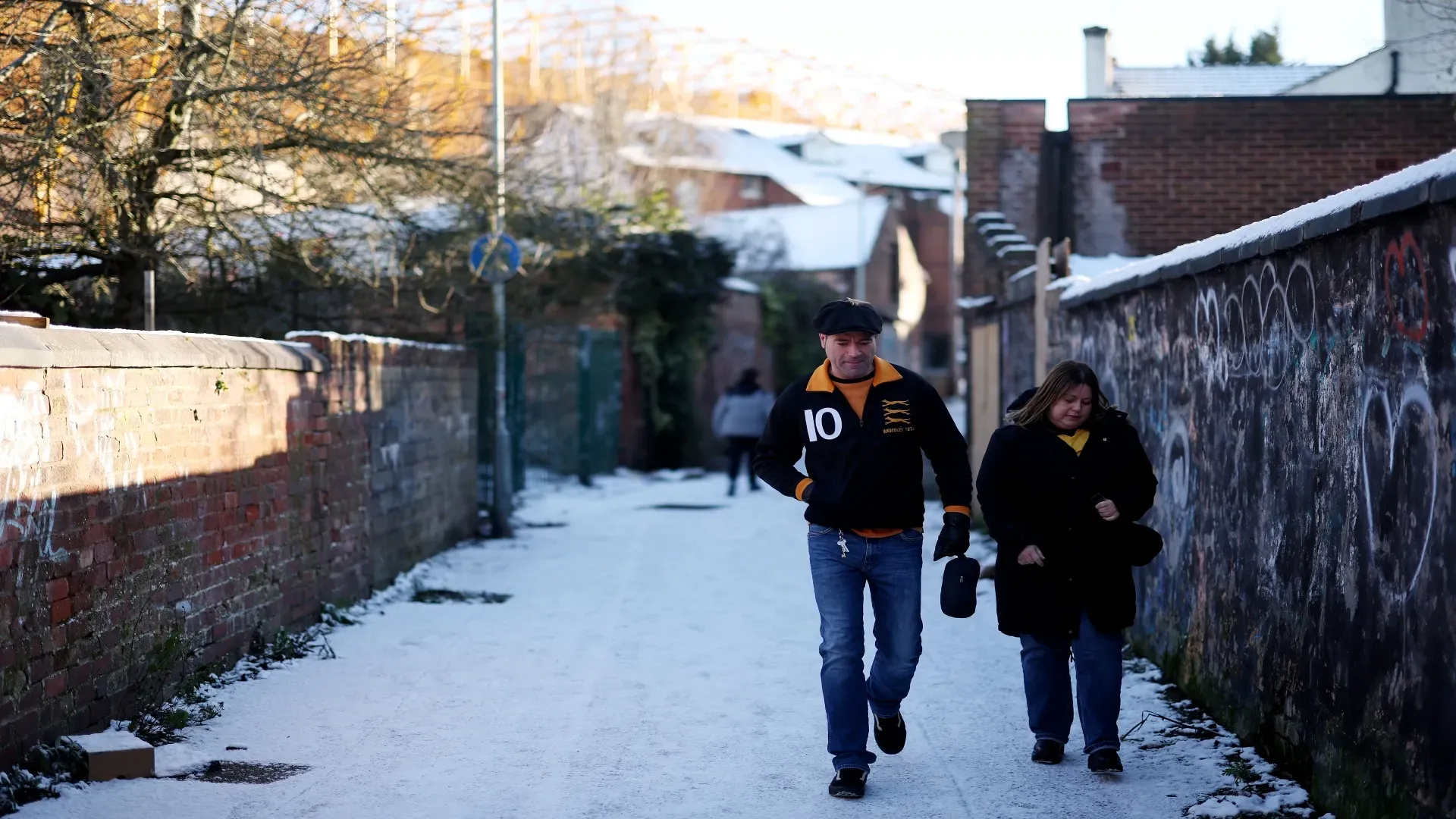 Torcedores do Wolverhampton caminham na neve para o estádio do clube inglês – Carl Recine/Getty Images