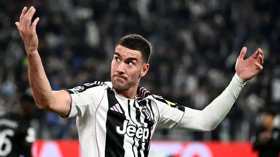 Dusan Vlahovic, em campo, com a camisa da Juve