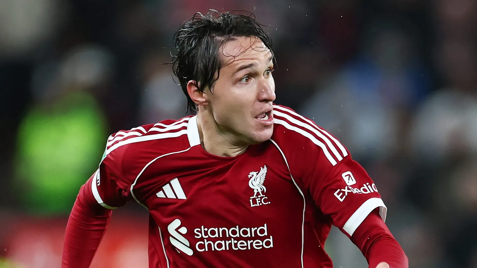 Federico Chiesa em velocidade com a camisa vermelha do Liverpool