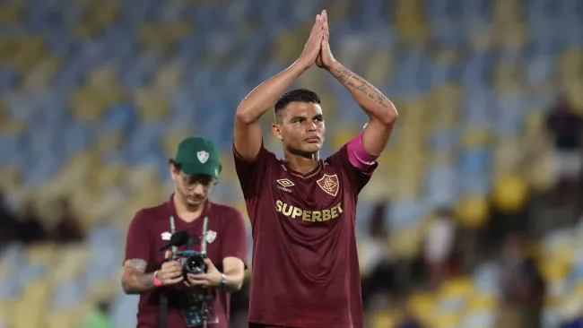 Thiago Silva comemora após vencer a partida no Brasileiro 2025. Foto: Wagner Meier/Getty Images