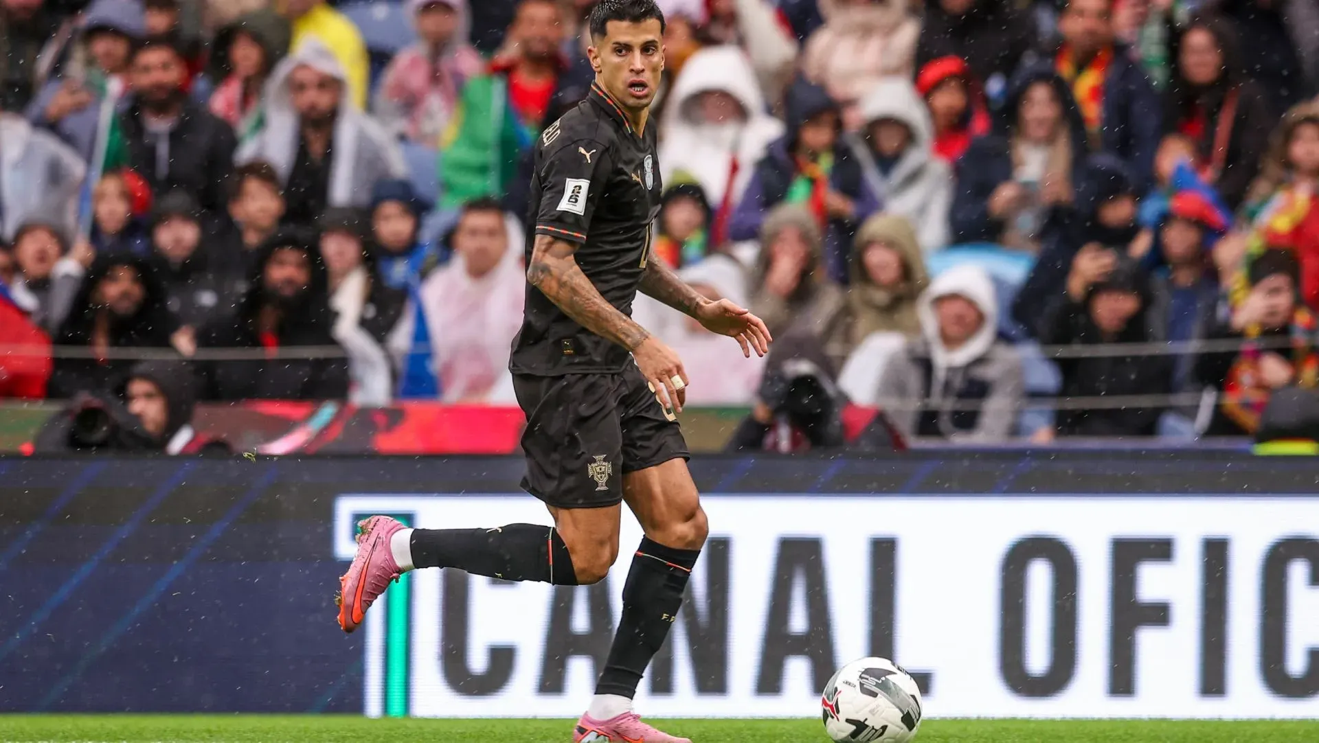 João Cancelo durante as eliminatórias da Copa do Mundo FIFA 2026. Foto: Carlos Rodrigues/Getty Images