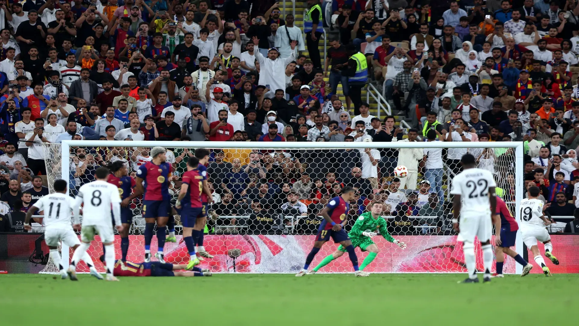 Barcelona e Real na final da Supercopa do ano passado – Yasser Bakhsh/Getty Images