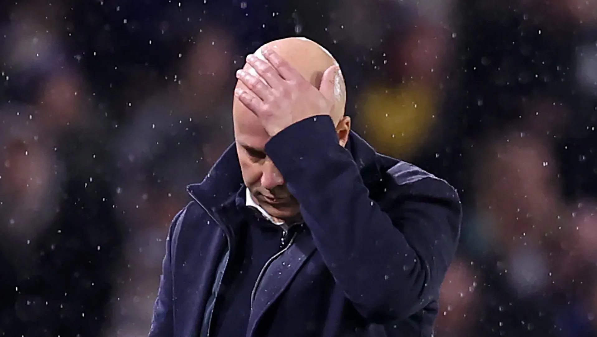 Arne Slot, técnico do Liverpool, reage durante a partida da Premier League entre Leeds United e Liverpool, em Elland Road, em 6 de dezembro de 2025, em Leeds, Inglaterra. (Foto: Alex Livesey/Getty Images)