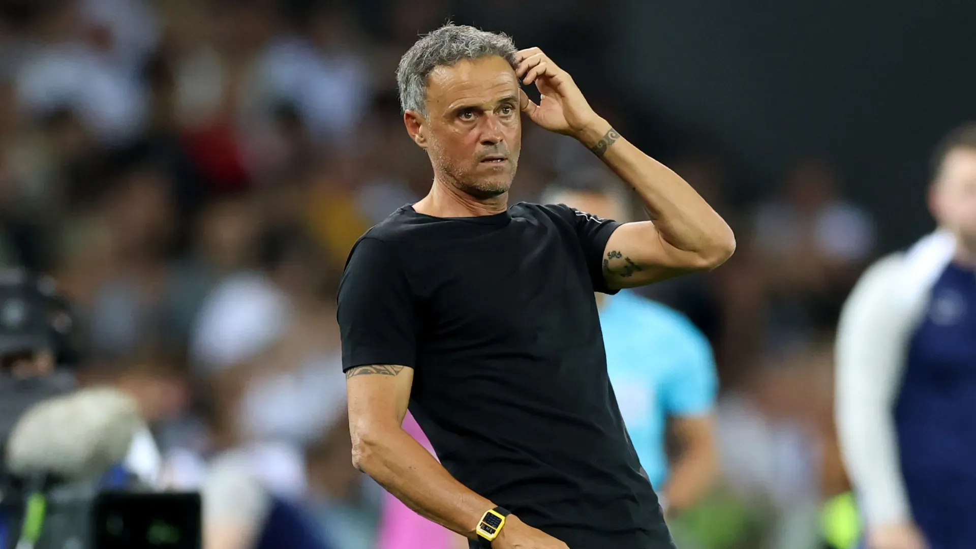 Luis Enrique com a mão na cabeça durante jogo do PSG