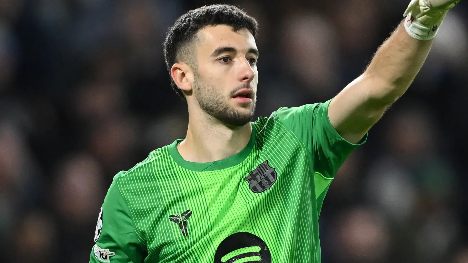 Joan García aparece com o braço levantado durante um jogo pelo Barcelona