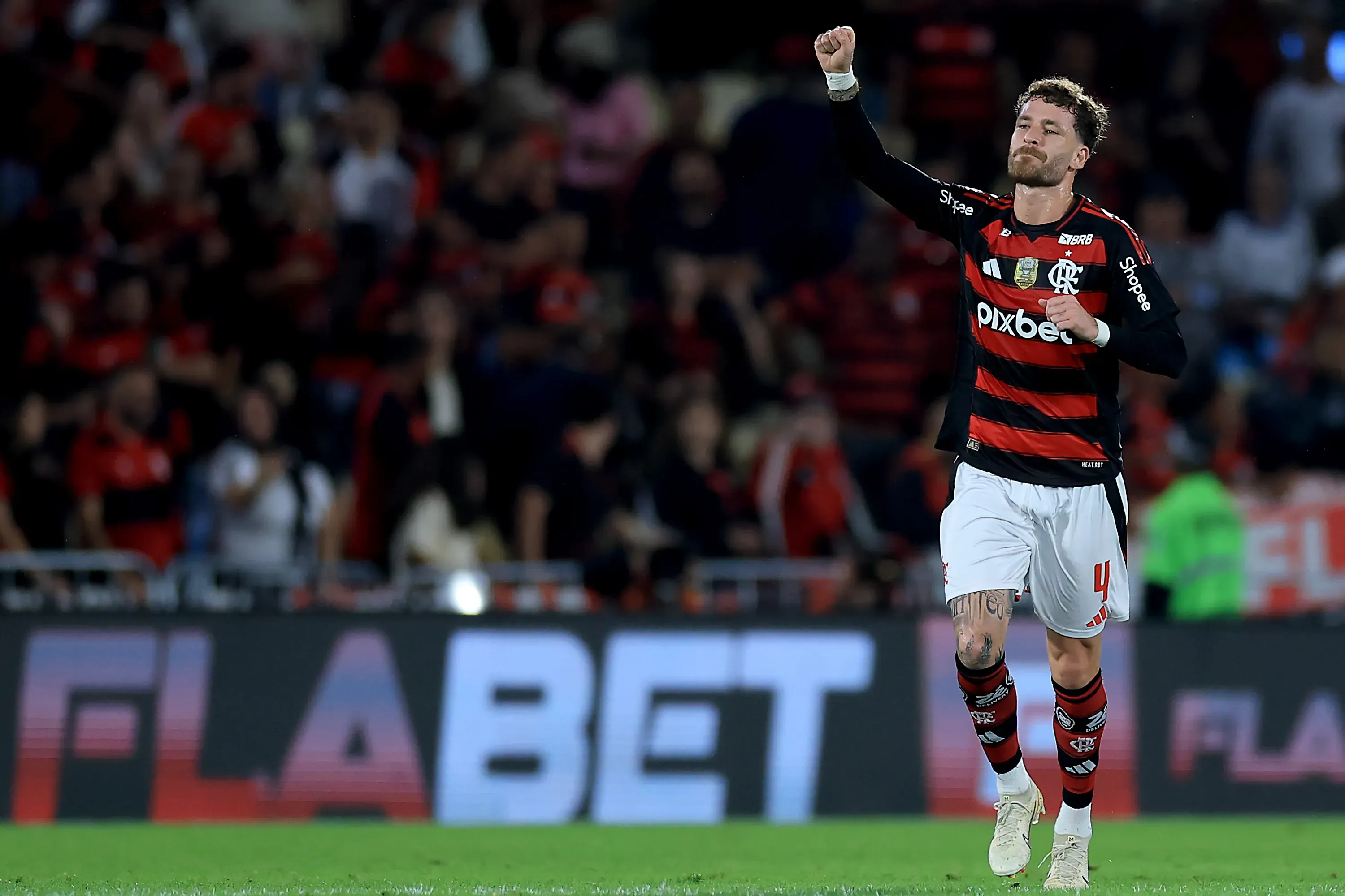 Leo Pereira comemora gol pelo Flamengo no Maracanã. (Photo by Buda Mendes/Getty Images)