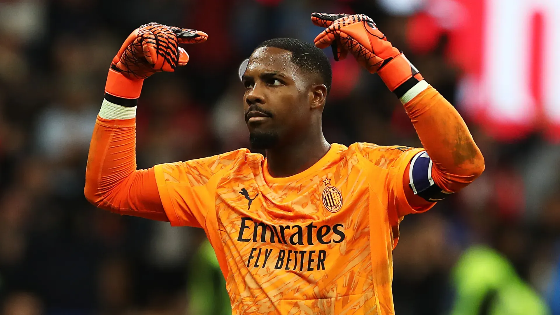 Mike Maignan, alvo do Chelsea, durante jogo do Milan (Foto: Marco Luzzani/Getty Images)