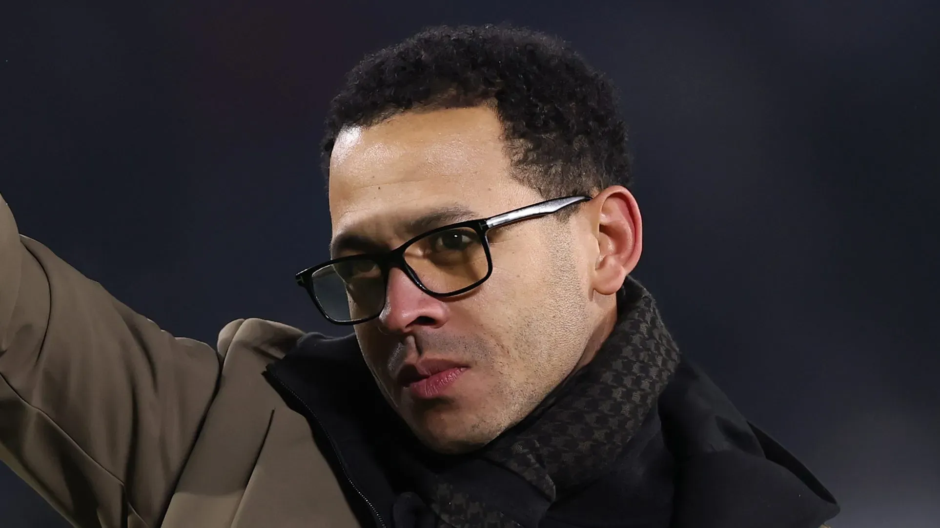 Liam Rosenior saudando a torcida do Strasbourg