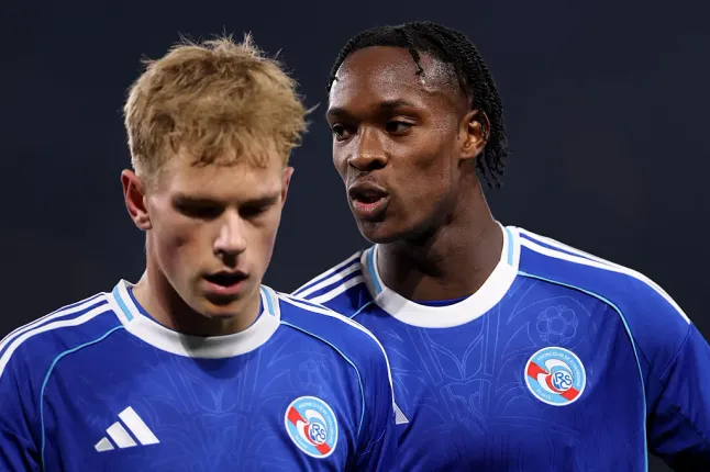 Emanuel Emegha e Lucas Hogsberg na Conference League 2025/26. (Photo by Justin Setterfield/Getty Images).