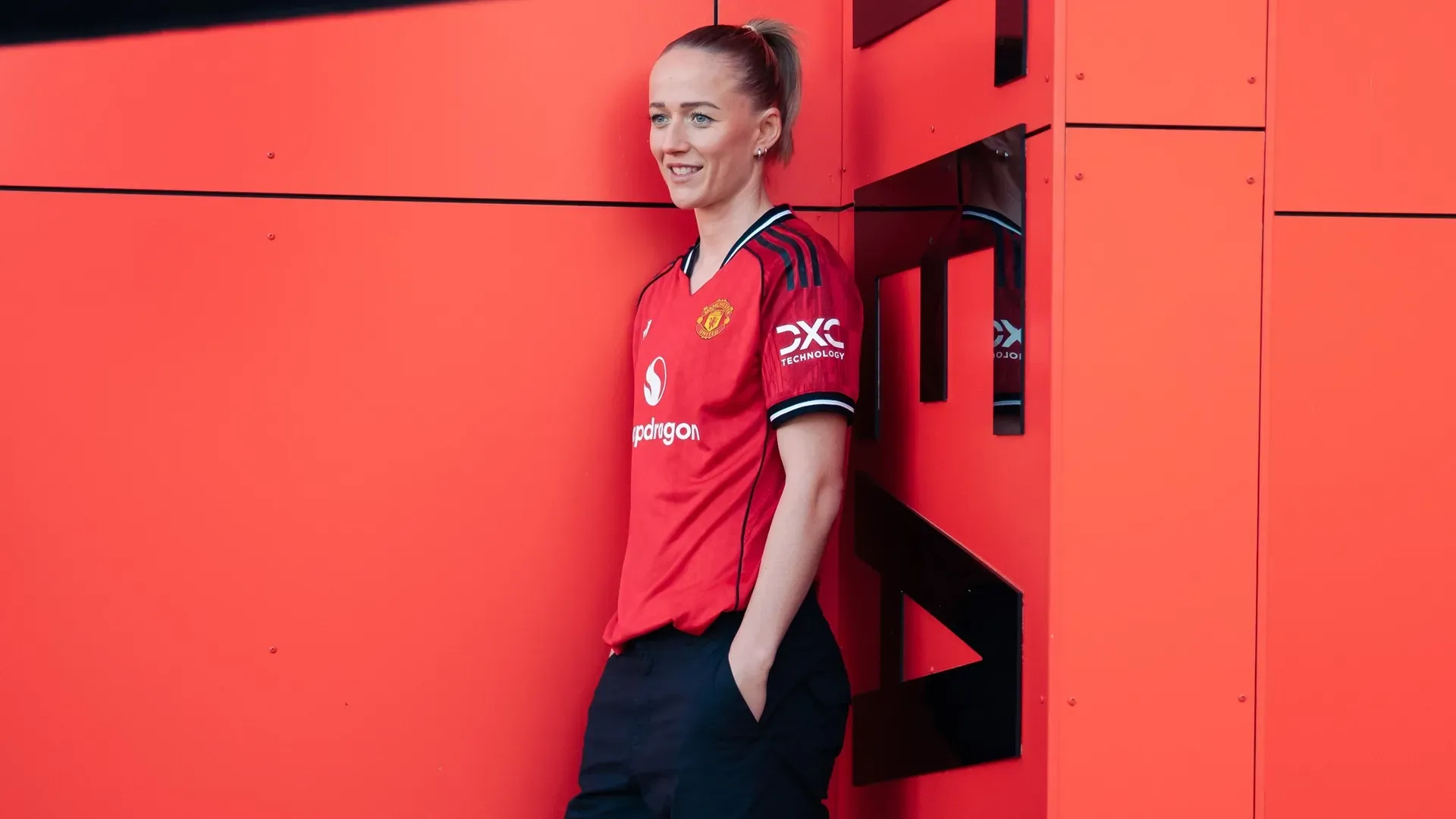 Lea Schuller posa para foto com a camisa do Manchester United