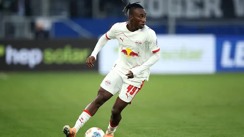 Yan Diomande, alvo do Manchester United, em jogo do RB Leipzig. Foto: Alex Grimm/Getty Images