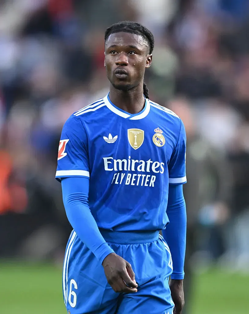 Camavinga, com a camisa azul do Real Madrid, em campo