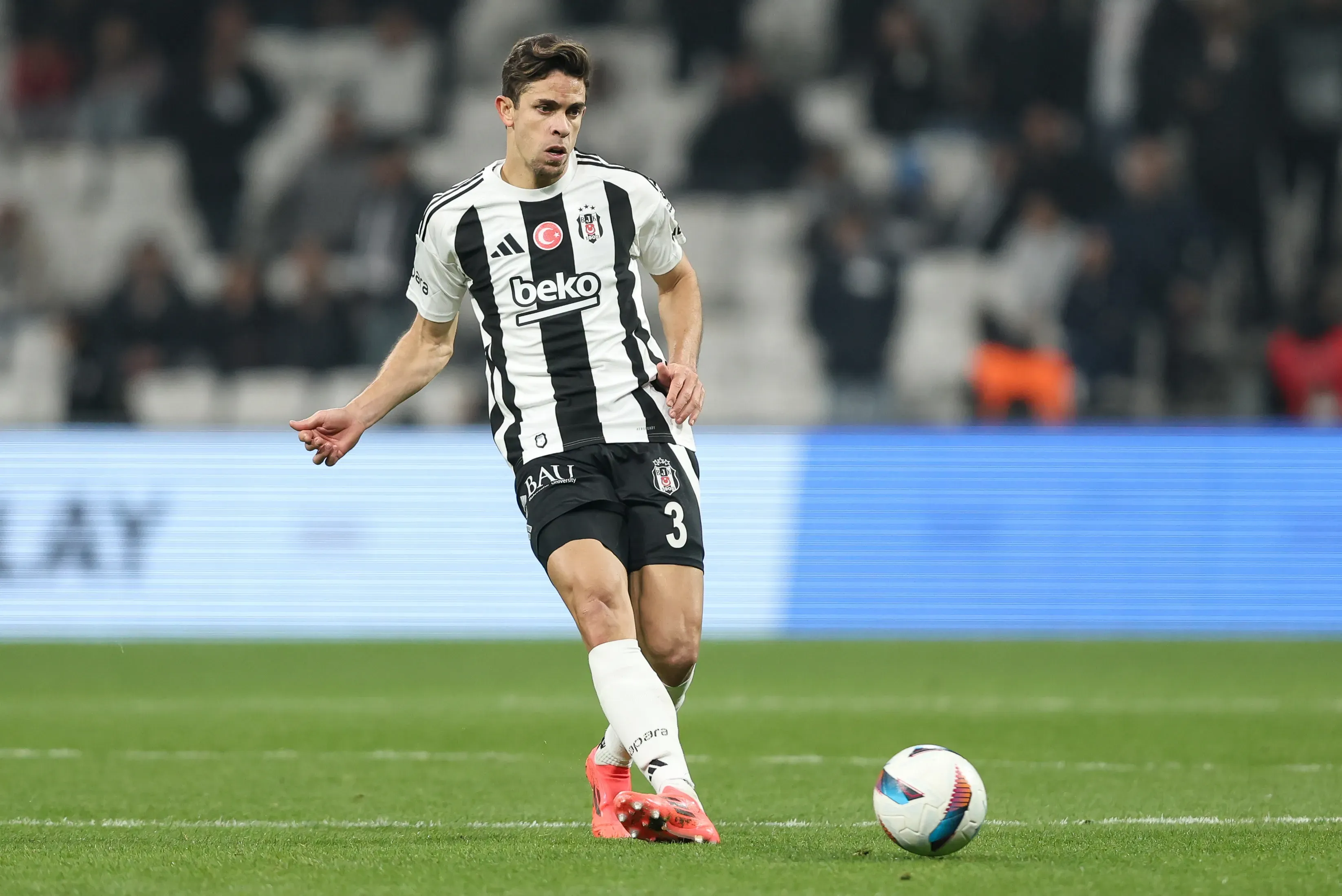 Gabriel Paulista em campo pelo Besiktas (Foto: Ahmad Mora/Getty Images)