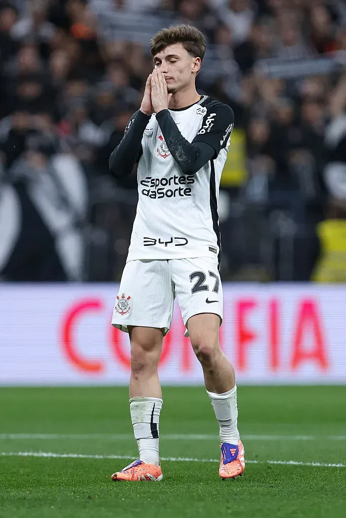Breno Bidon, do Corinthians. Clube definiu que só negocia o jogador mediante ao pagamento integral da multa. Ele é alvo do Chelsea, então, o clube teria que pagar cerca de R$627 milhões (Foto: Ricardo Moreira/Getty Images)