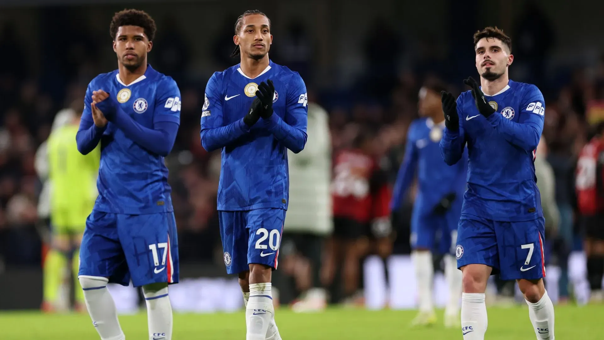 Andrey, João Pedro e Pedro, do Chelsea, aplaudem os torcedores após partida da Premier League. Foto: Warren Little/Getty Images