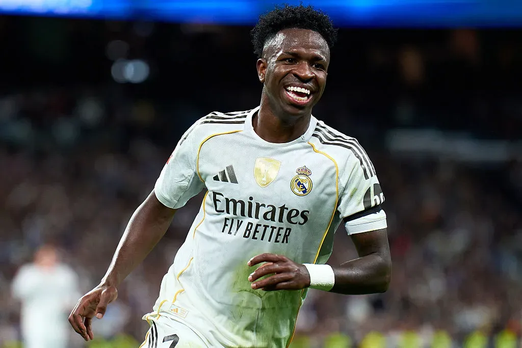 Vinicius Júnior, em campo, comemorando no Real Madrid