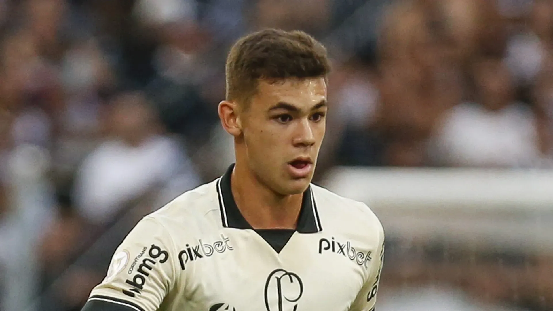 Moscardo com a camisa bege do Corinthians