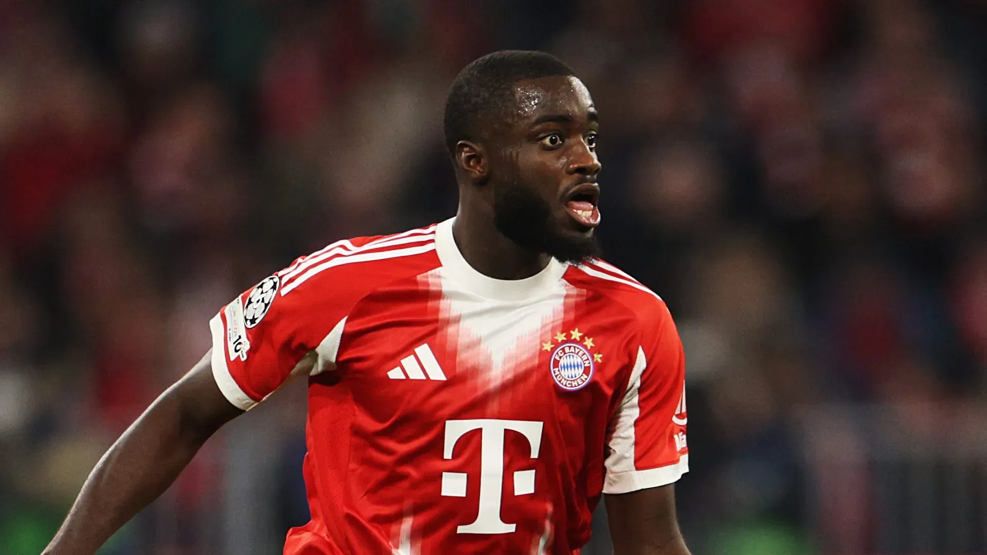 Upamecano em campo com a camisa vermelha e branca do Bayern
