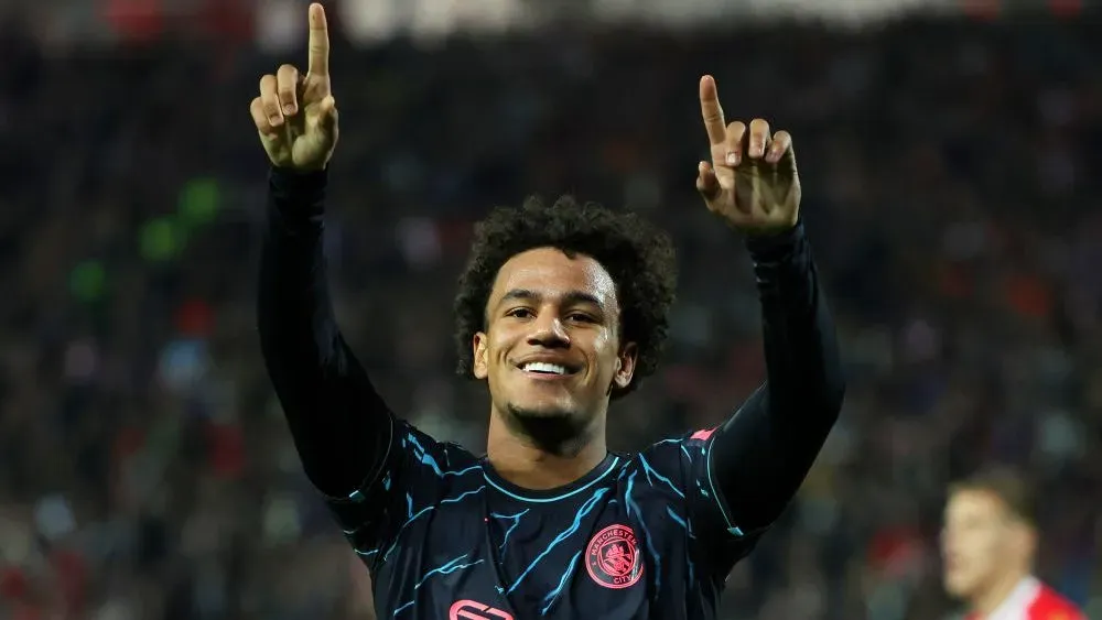 Oscar Bobb, em campo, comemorando