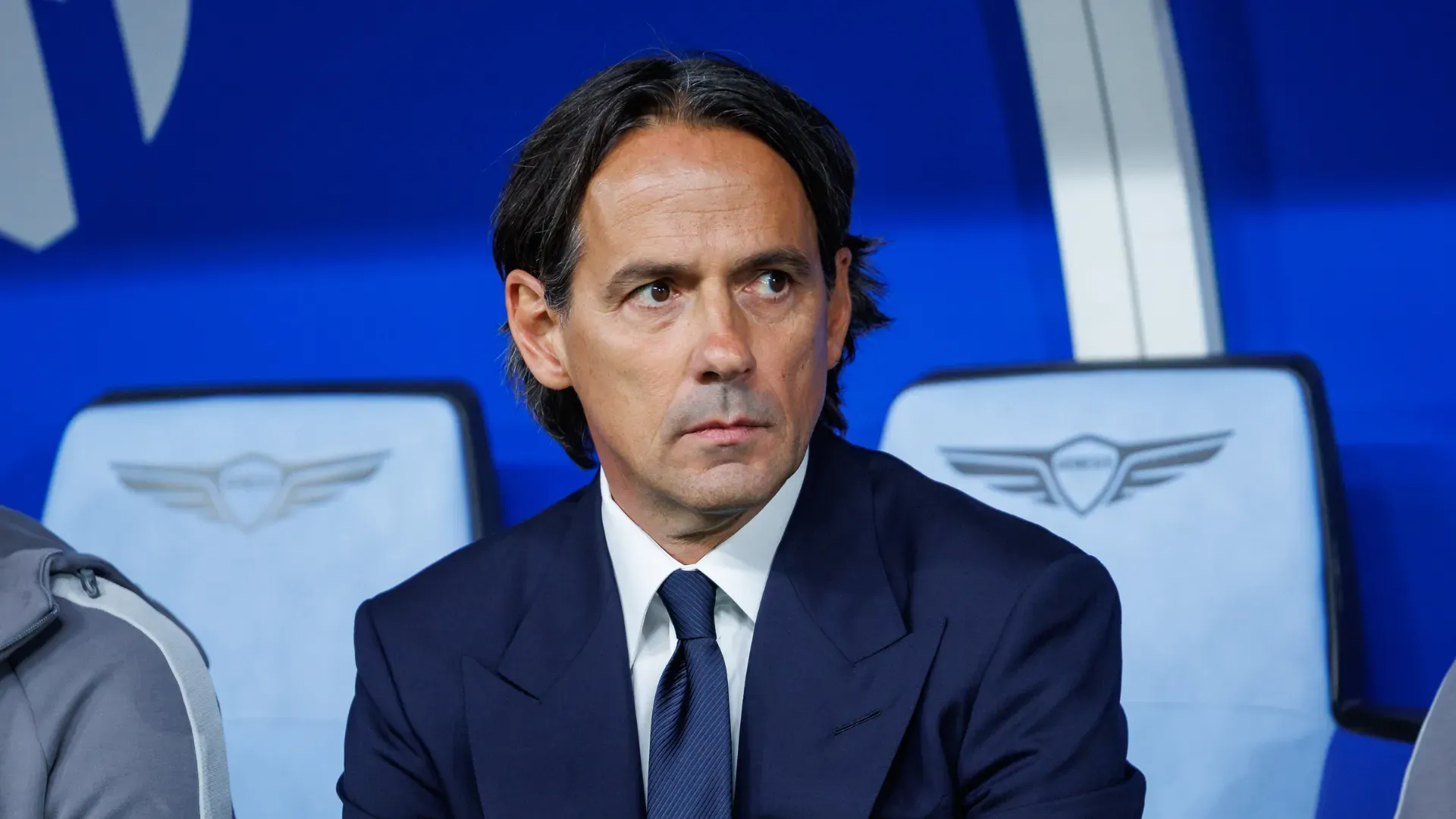 Simone Inzaghi sentado no banco de reservas do Al-Hilal