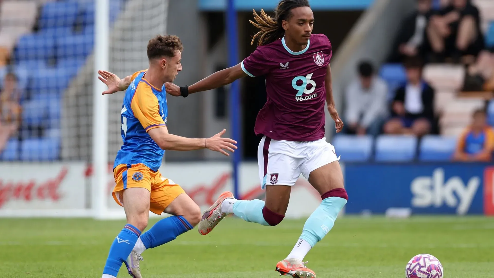 Noah Adekoya durante amistoso de pré-temporada. Foto: Alex Livesey/Getty Images