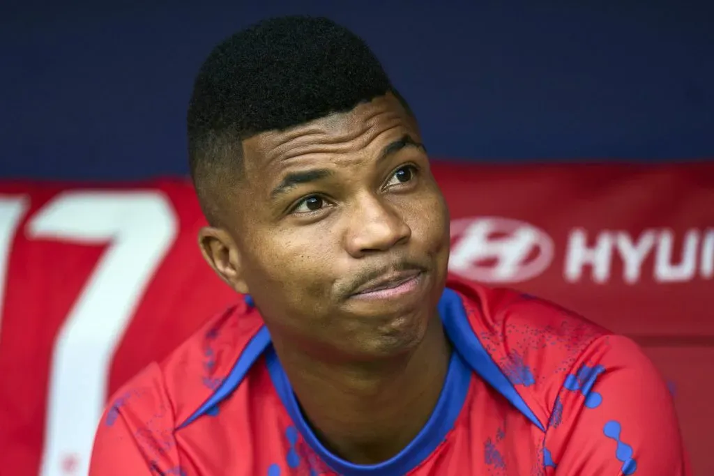 Reinildo esteve no banco de suplentes em goleada do Atlético de Madrid. Foto: Imago