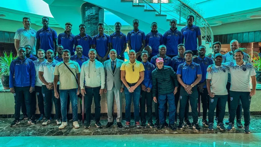 Os Black Bulls com o Embaixador de Moçambique no Egipto.