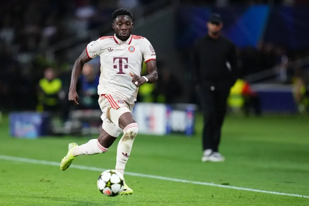 Alphonso Davies contra o Barcelona na Champions League. Foto: Imago