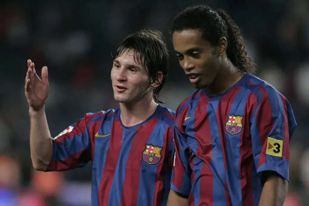 Messi e Ronaldinho juntos em campo, no Barcelona. Foto: Imago.