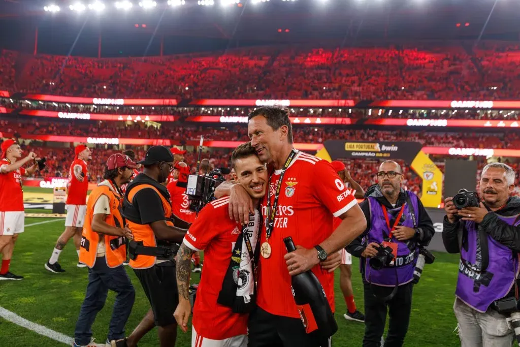 Alejandro Grimaldo e Roger Schmidt a celebrarem juntos um título com o Benfica. Foto: Imago.