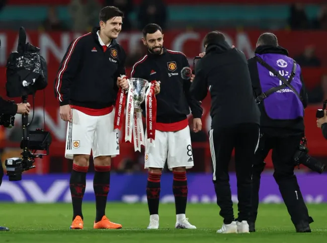 Maguire defendeu igualmente Bruno Fernandes, após a sua expulsão. Foto: Imago.