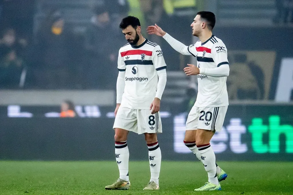 Bruno Fernandes a ser “consolado” por Diogo Dalot, após a expulsão. Foto: Imago.