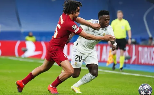 Trent a disputar um lance com Vinicius, possível futuro colega no Real Madrid. Foto: Imago.