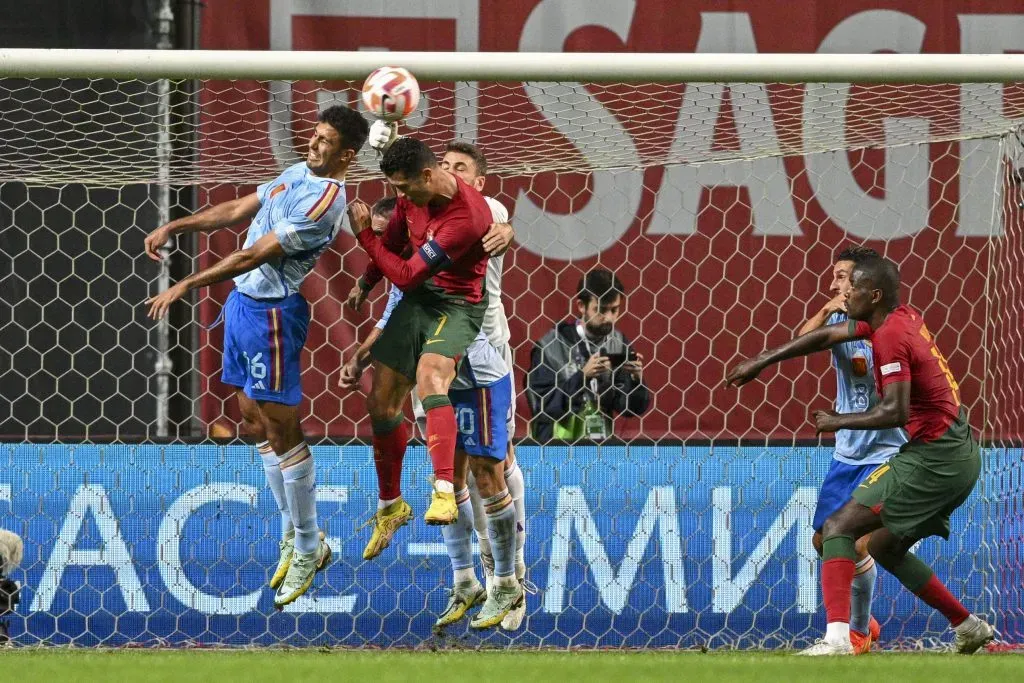 Rodri e Cristiano a disputarem uma bola aérea. Foto: Getty Images.