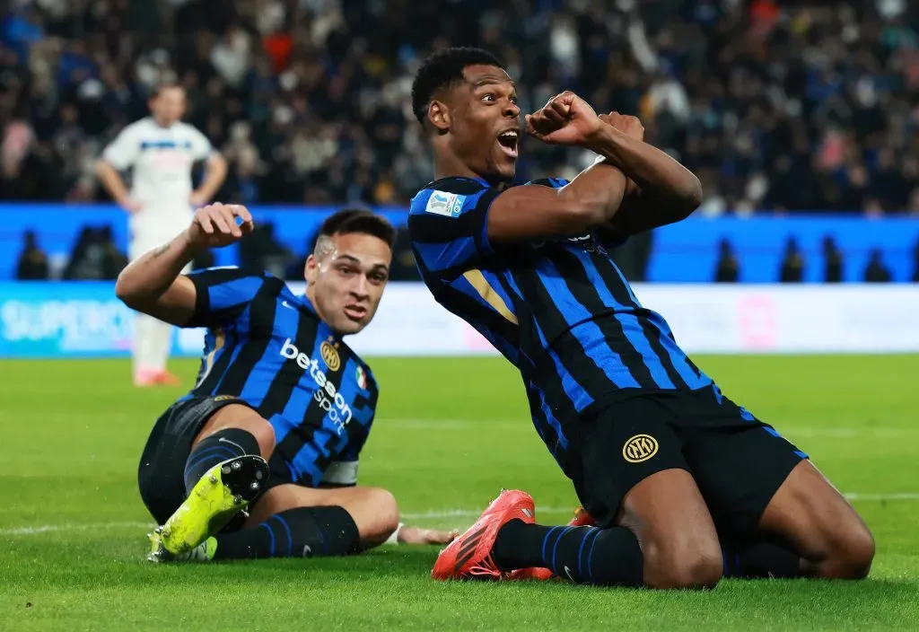 Dumfries a festejar o seu segundo golo da partida. Foto: Getty Images.